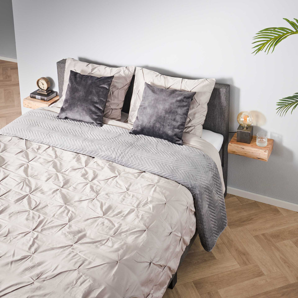 2er Set schwebende Nachttische Akazienholz Freya Klein