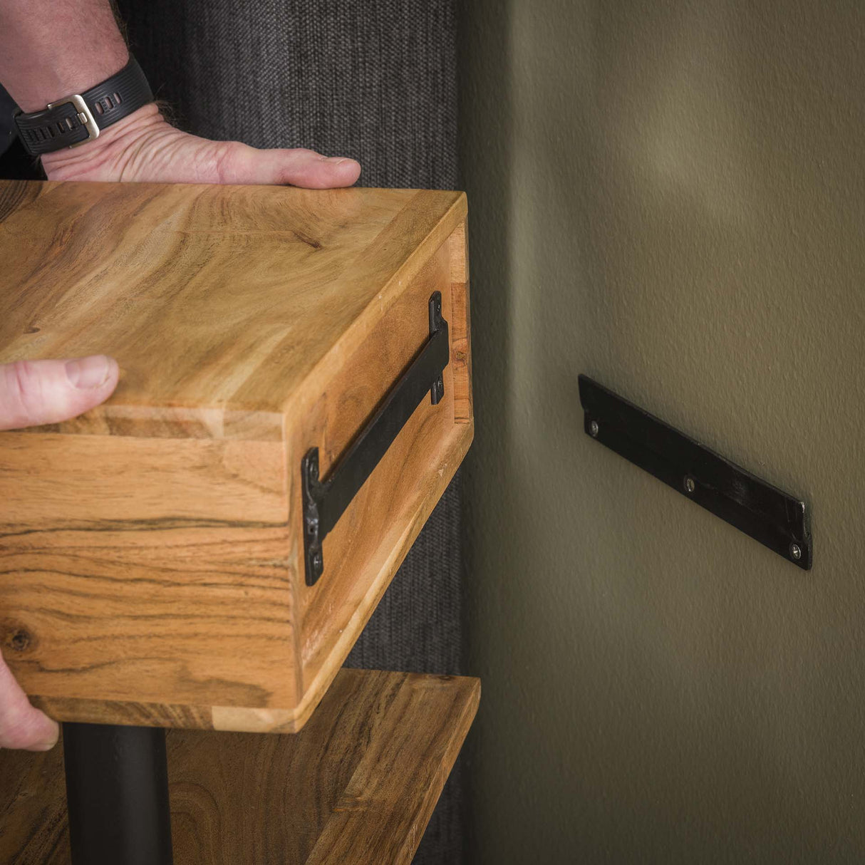 Schwebender Nachttisch Ian Akazienholz mit Schublade & Ablage