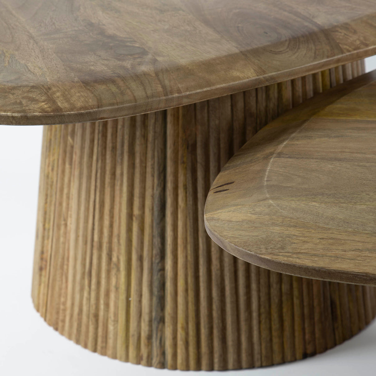 Mango Cove Dreieckiger Couchtisch Set von 2 Massiv Mango Sand