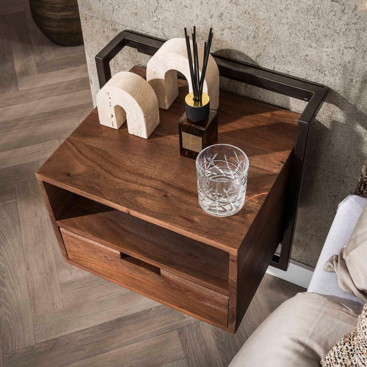 Nachtkästchen Solace mit 1 Schublade aus massiver Akazie in Treibholzbraun