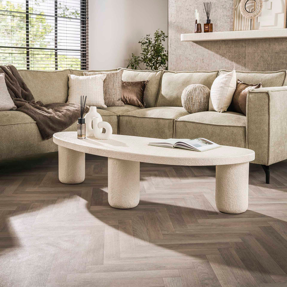 Sinan XL dreieckiger Couchtisch aus Marmorverbund