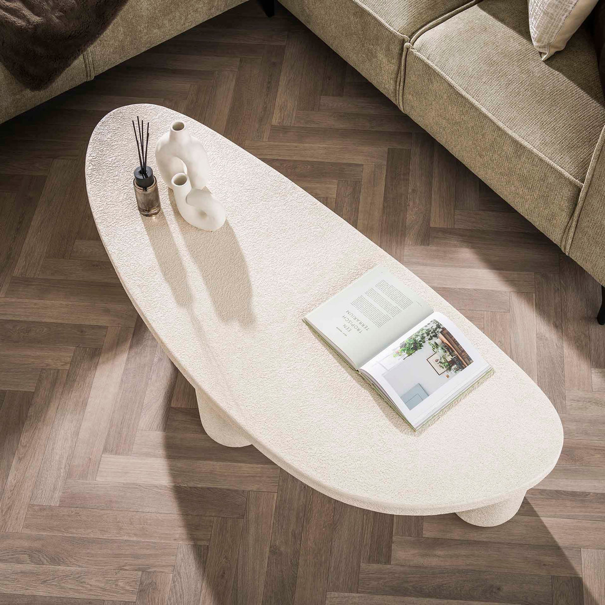 Sinan XL dreieckiger Couchtisch aus Marmorverbund