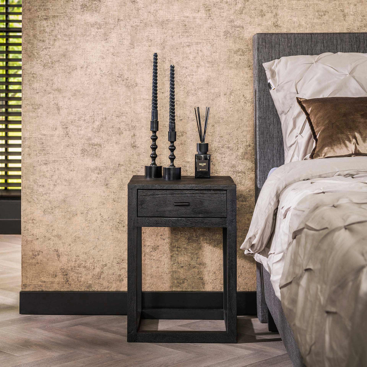Nachttisch Davey aus schwarzem Akazienholz mit 1 Schublade