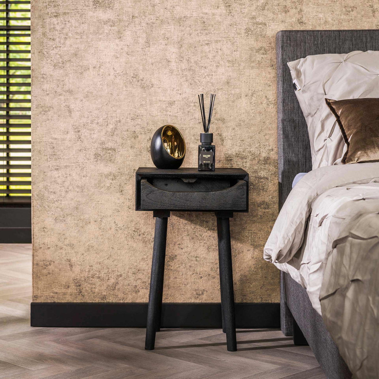 Davey Nachttisch, schwarzes Akazienholz, mit Schublade und Kerbe