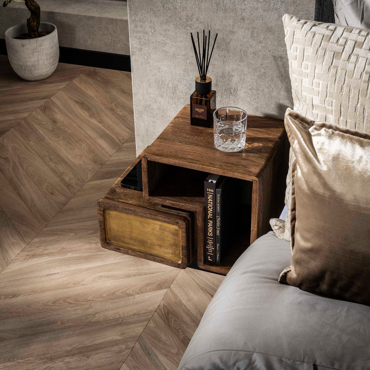 Solano Set von 2 Nachttischen Massiv Mango Sand Messing