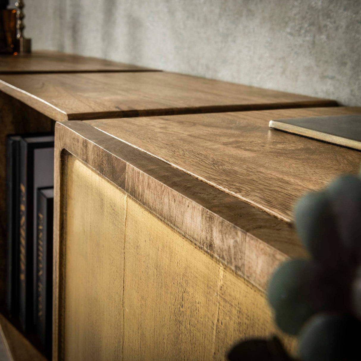 Hängendes Sideboard Maceo - Mangoholz Sand mit Messingakzent 169 cm