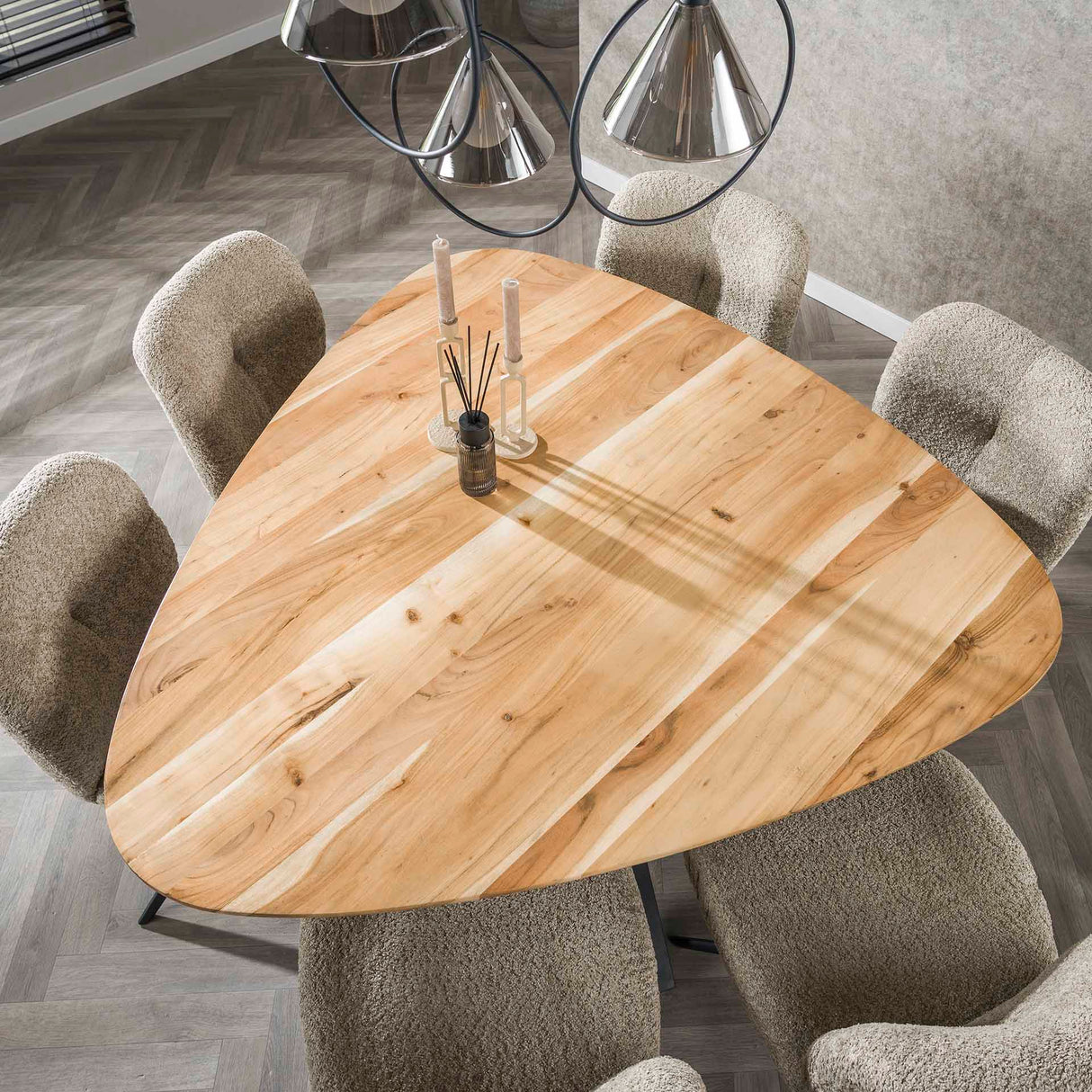 Dreieckiger Esstisch aus massivem Akazienholz 135 cm
