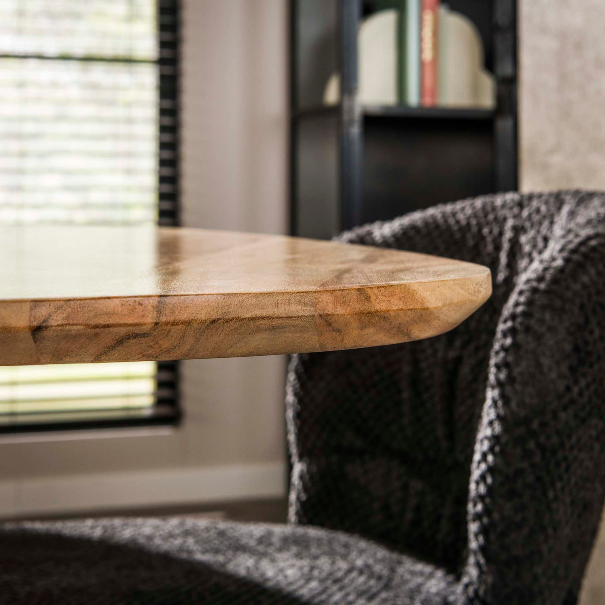 Dreieckiger Esstisch aus massivem Akazienholz 135 cm