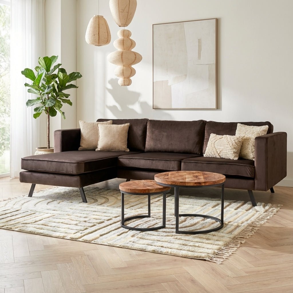 3-Sitzer-Ecksofa Gino samtbraun links, stimmungsvolles Foto im modernen Interieur