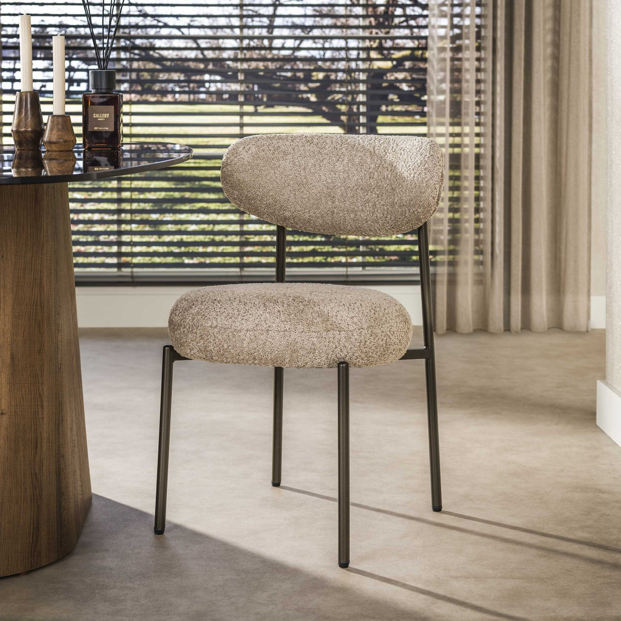 Eetkamerstoel rond bouclé zand-bruin Aero