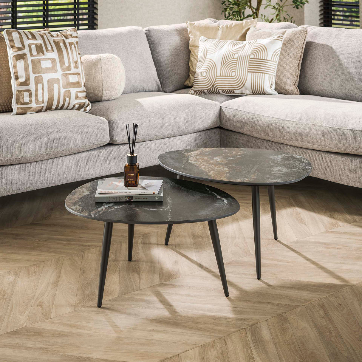 Niora Organischer Couchtisch Set aus 2 Keramik Fossil Schwarz