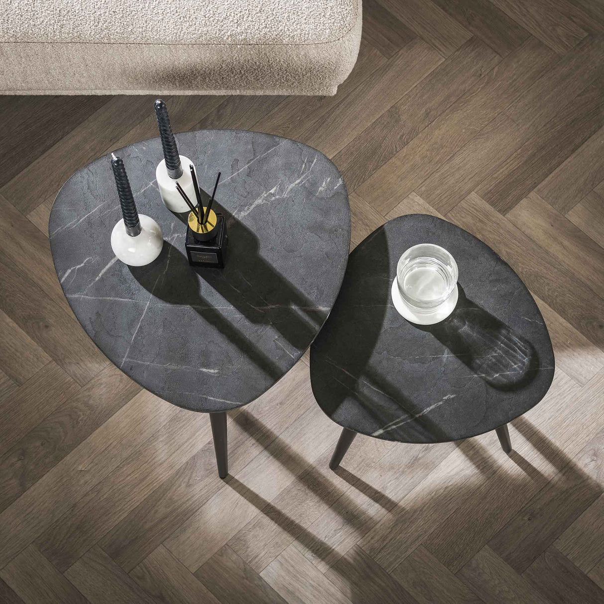 Dreieckiger Couchtisch 2er Set Conner Keramikoptik Grau