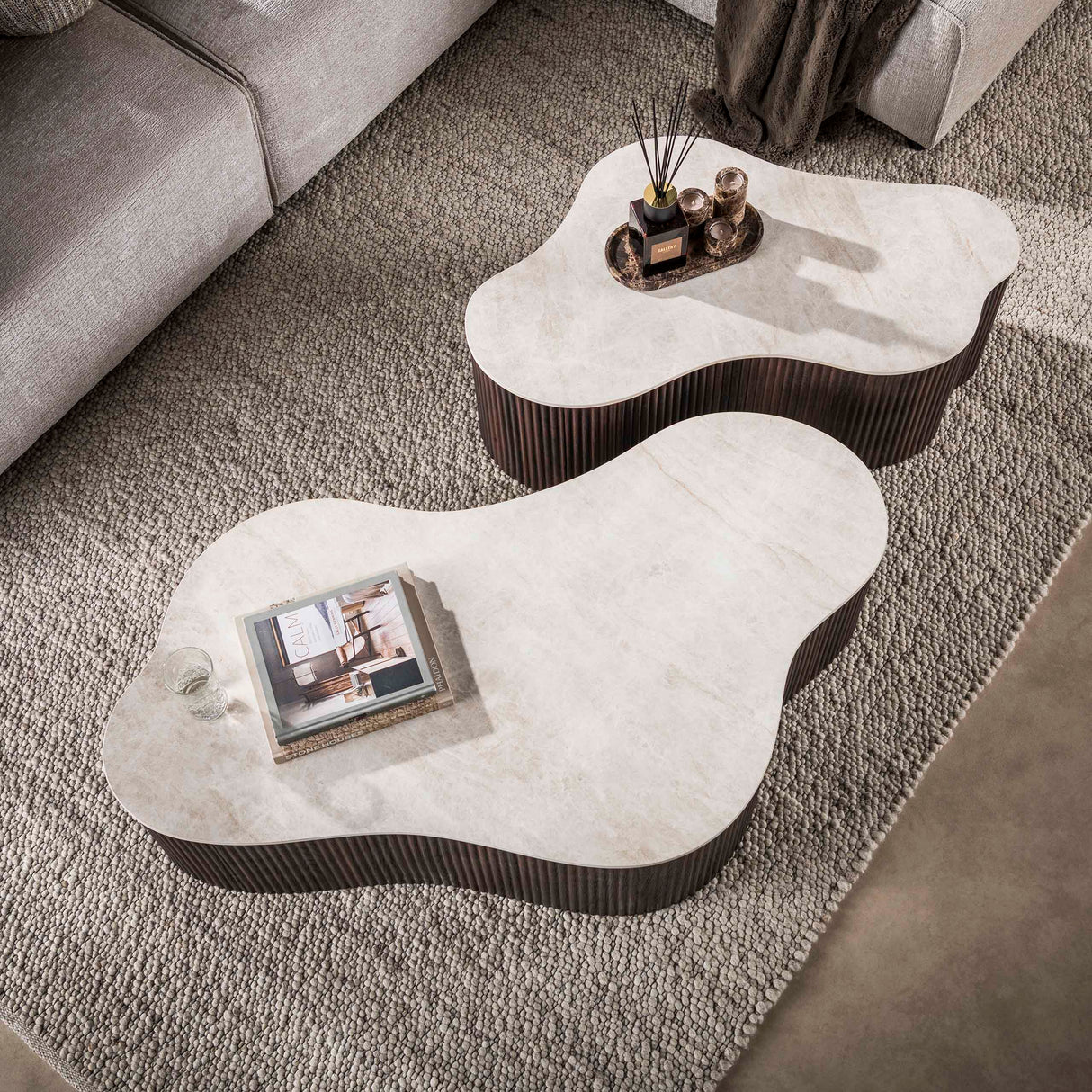 Set aus 2 organischen Cruz Grand-Couchtischen mit Taj Mahal-Keramikplatten und dunkelbraunem, geripptem Untergestell.