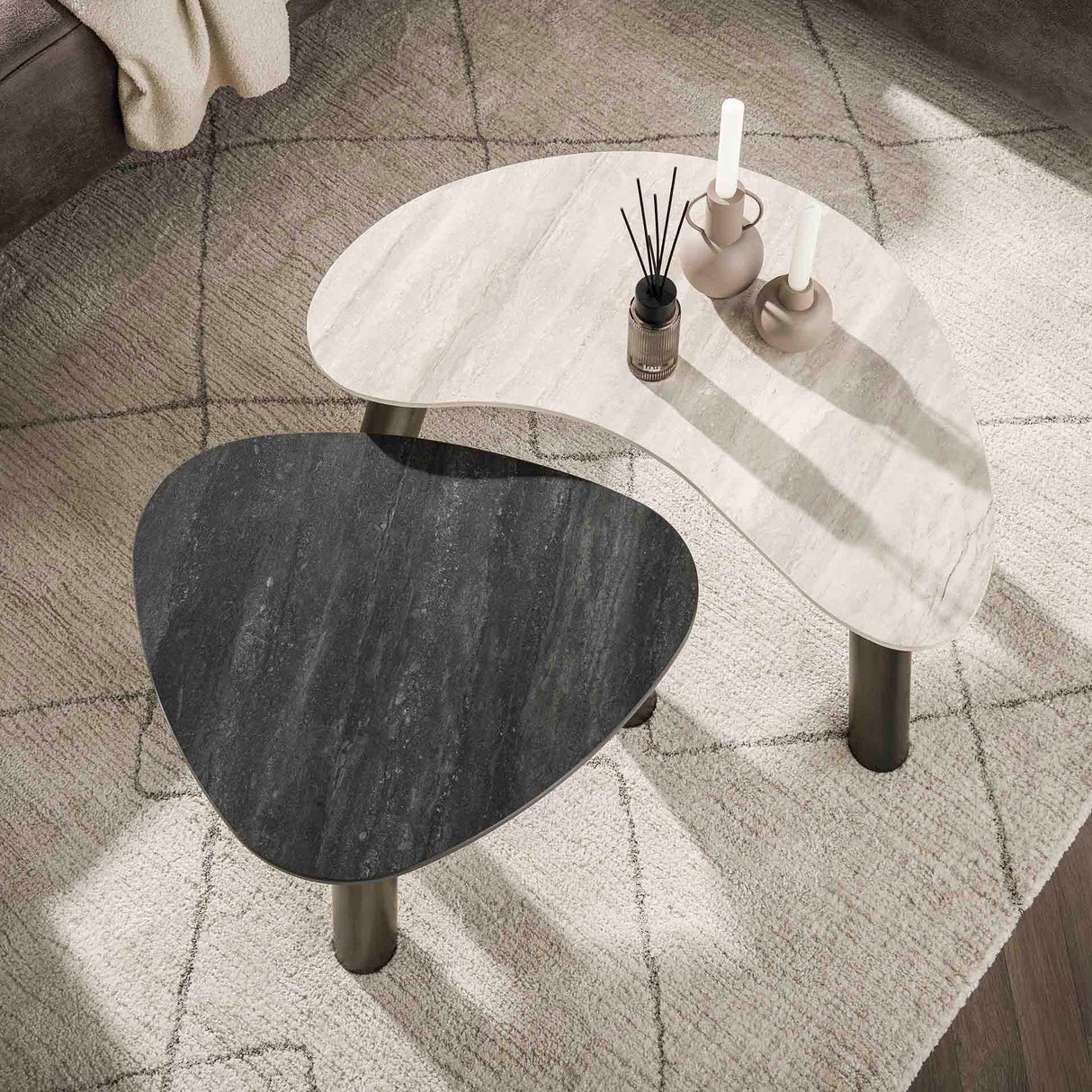 Dune Couchtisch-Set aus organischer Keramik Travertin, Set mit 2