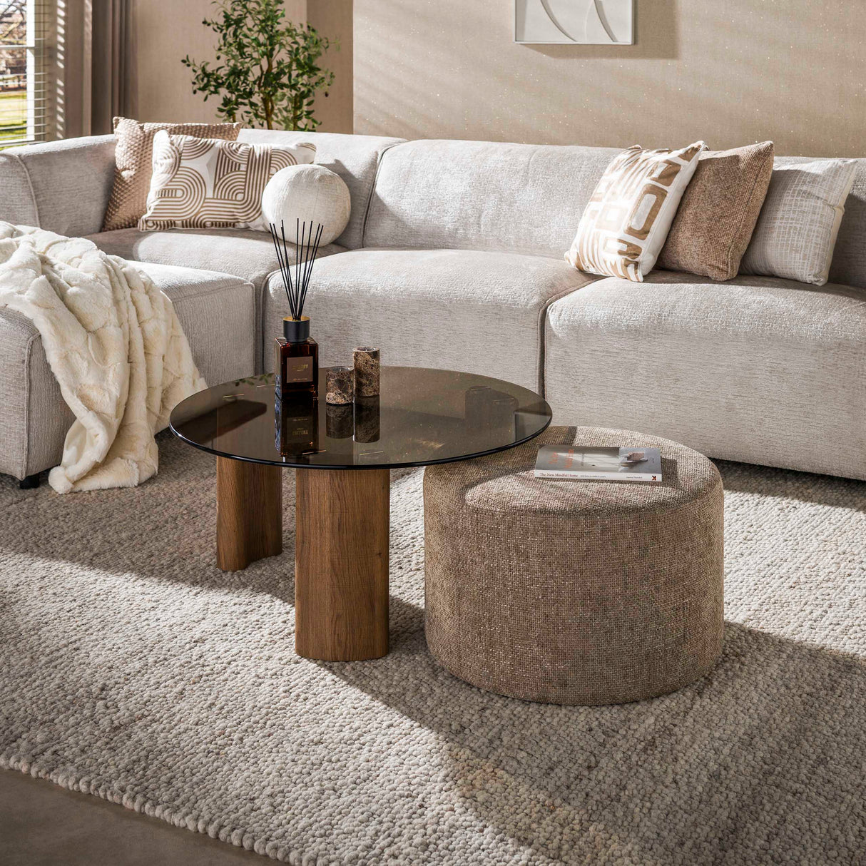 Set mit 2 runden Couchtischen Thor aus braunem Rauchglas und sandfarbenem Stoff