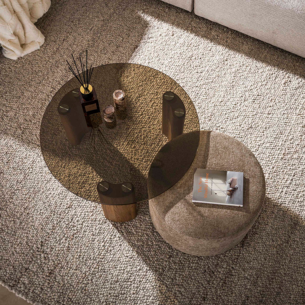 Set mit 2 runden Couchtischen Thor aus braunem Rauchglas und sandfarbenem Stoff