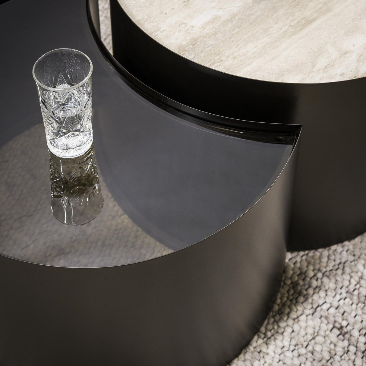 Set aus 2 Couchtischen Moony – Metallgestell & Keramik-Travertin-Optik und Glas