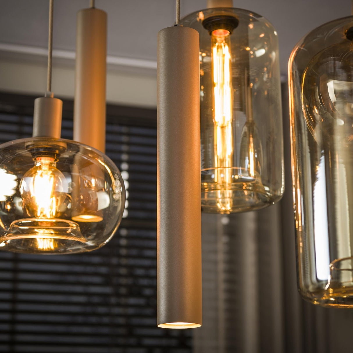 Hängelampe Sera 7-flammig, beiges Metall, bernsteinfarbenes Glas