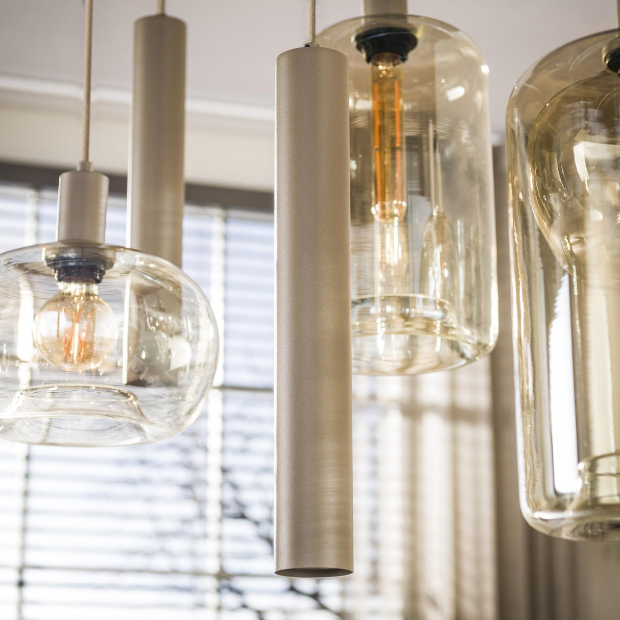 Hängelampe Sera 7-flammig, beiges Metall, bernsteinfarbenes Glas