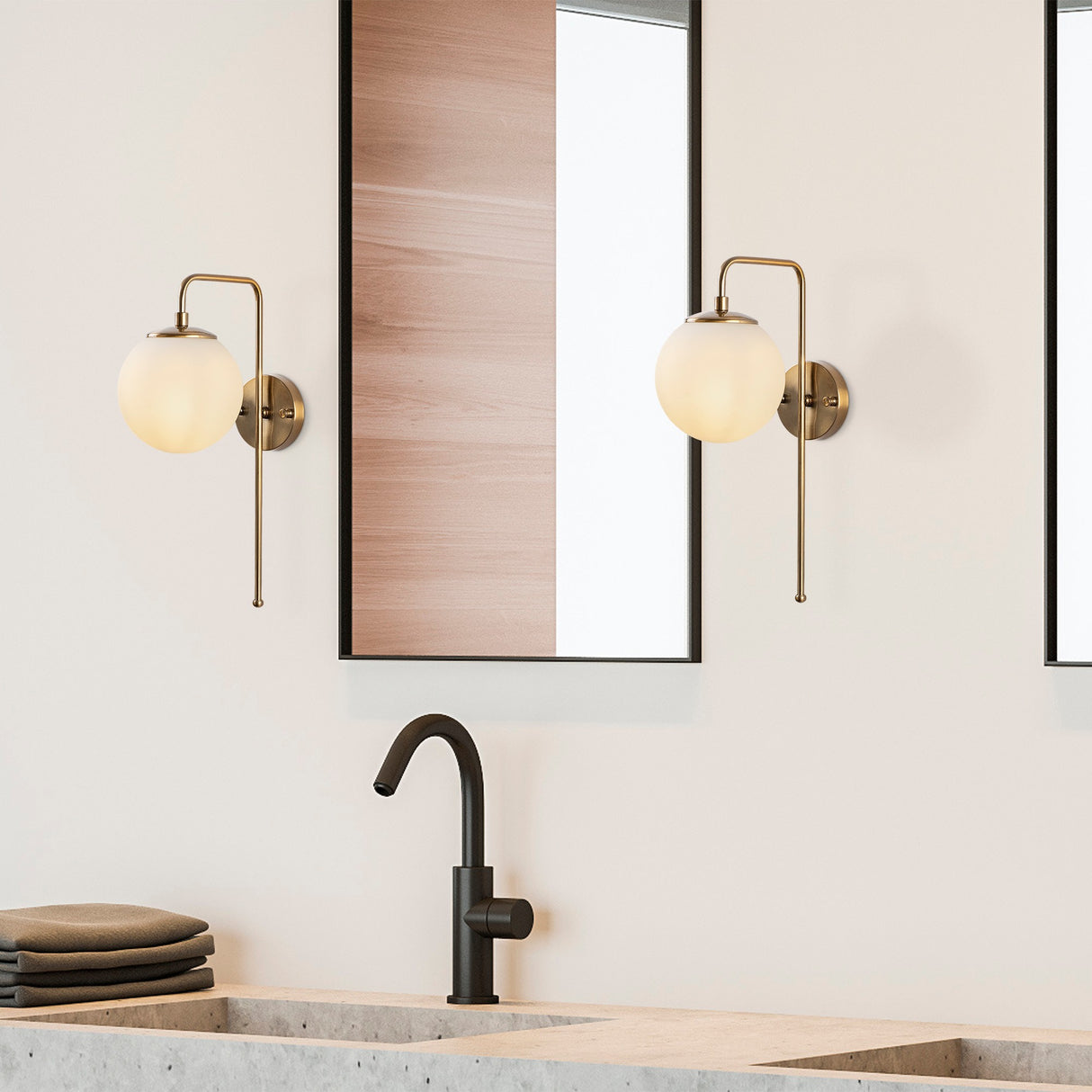 Wandleuchte bronzefarben mit beigem Glas Brim