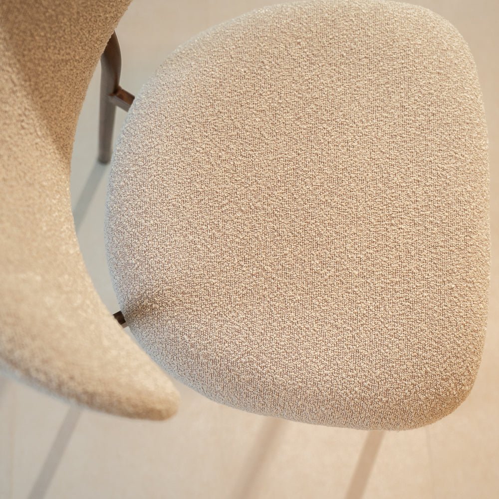 Esszimmerstühle-Esszimmerstuhl Bouclé Sandfarbe Uma – Rahmen in Walnussoptik – Japandi-Dimehouse