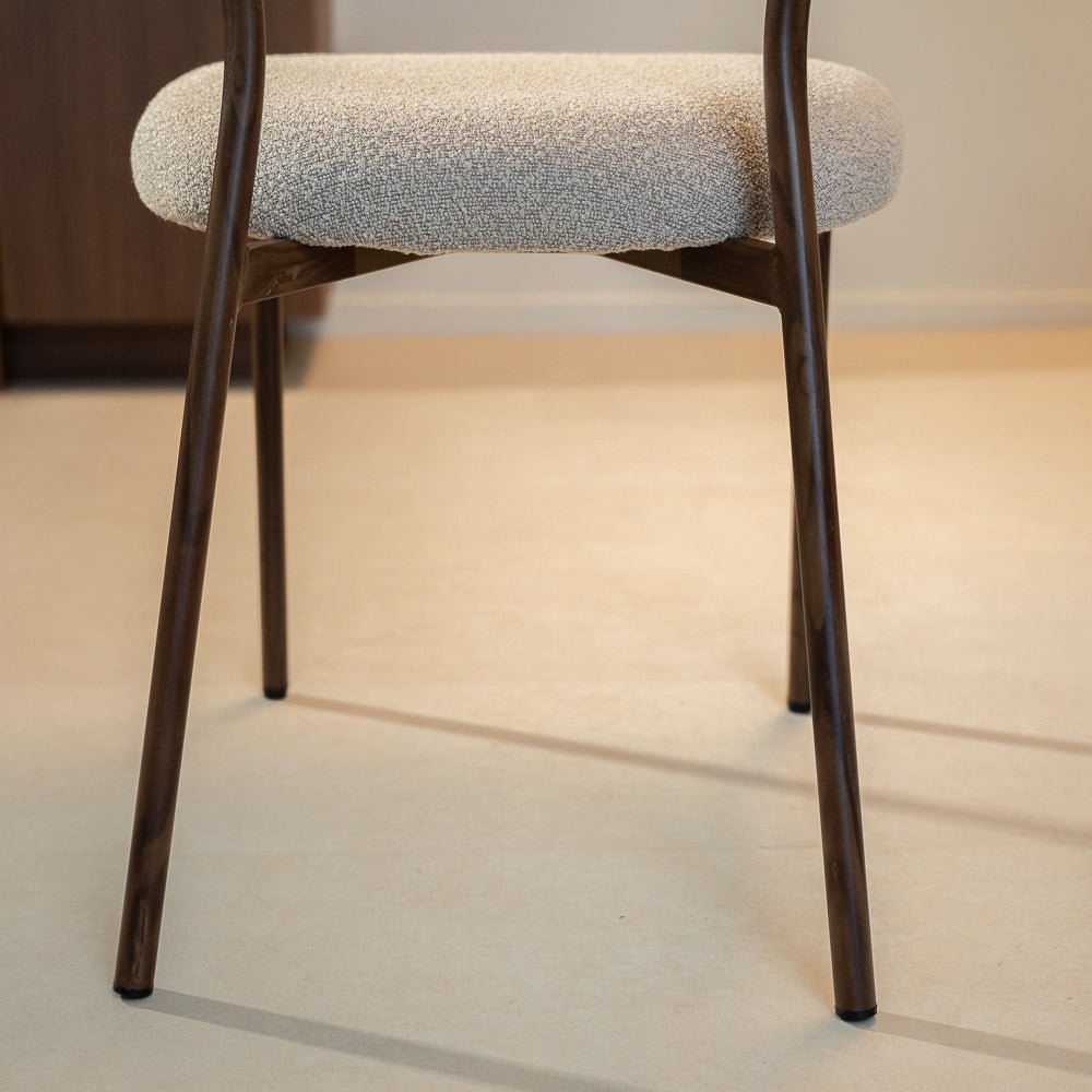 Esszimmerstühle-Esszimmerstuhl Bouclé Sandfarbe Uma – Rahmen in Walnussoptik – Japandi-Dimehouse