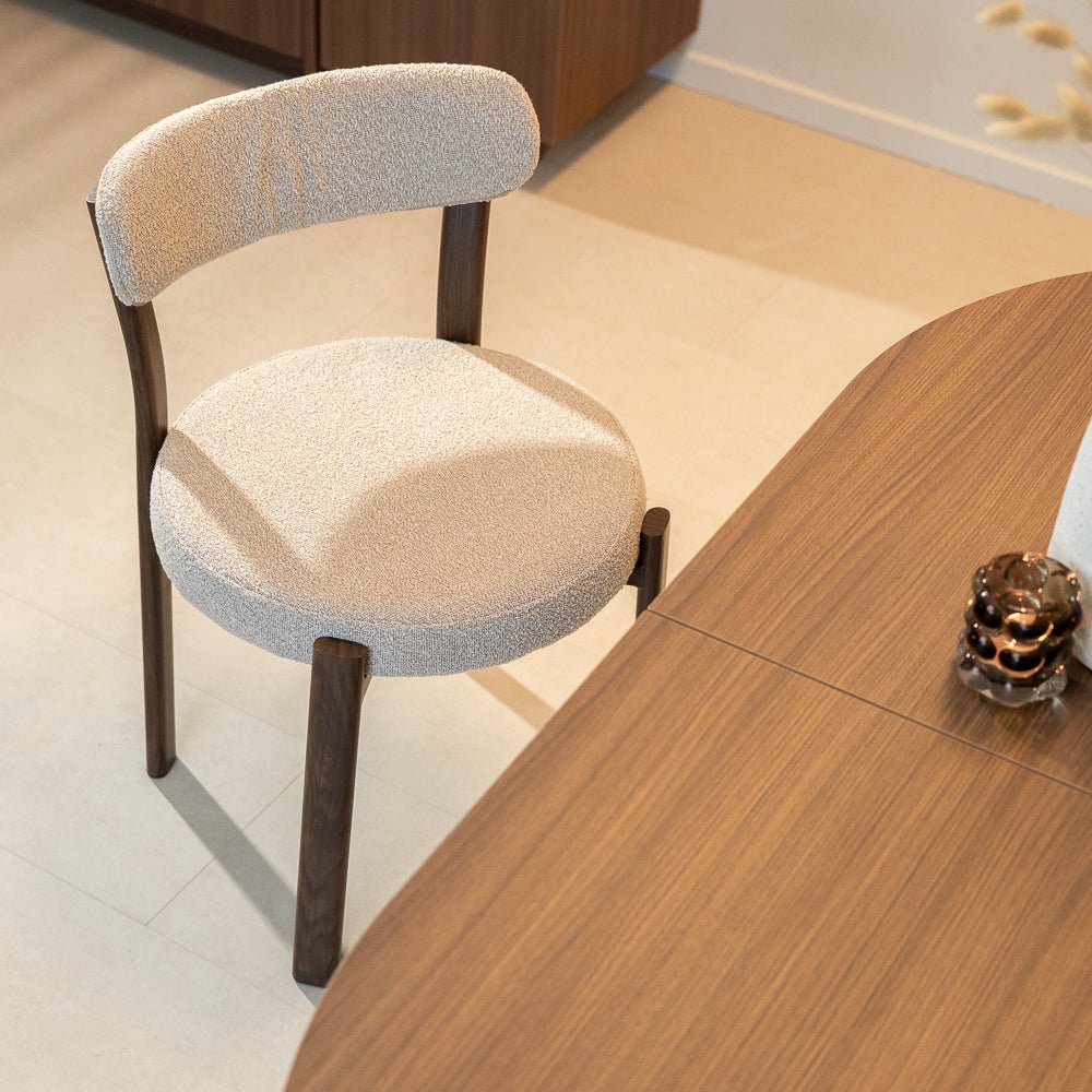 Esszimmerstühle-Esszimmerstuhl Bouclé Sandfarbe Aiko – Rahmen in Walnussoptik – Japandi-Dimehouse