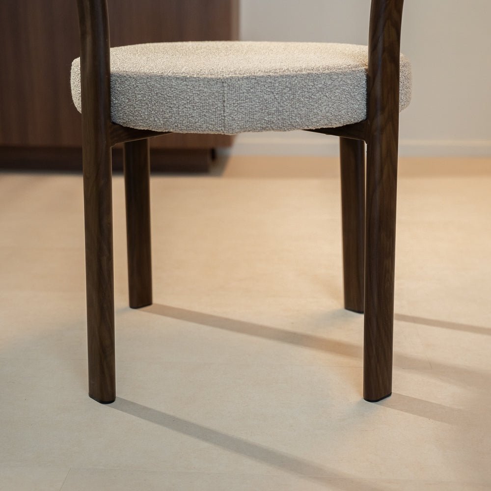 Esszimmerstühle-Esszimmerstuhl Bouclé Sandfarbe Aiko – Rahmen in Walnussoptik – Japandi-Dimehouse