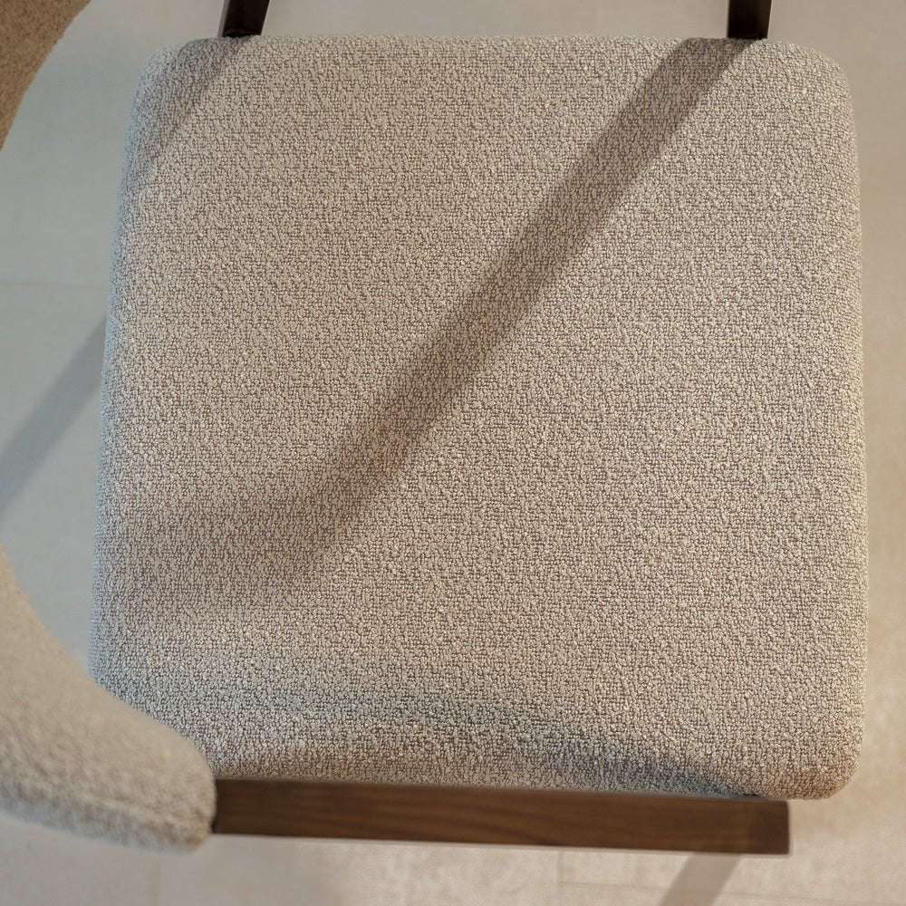 Eetkamerstoelen-Japandi eetkamerstoel zandkleur bouclé Kyo - walnoot frame - met armleuning-Dimehouse