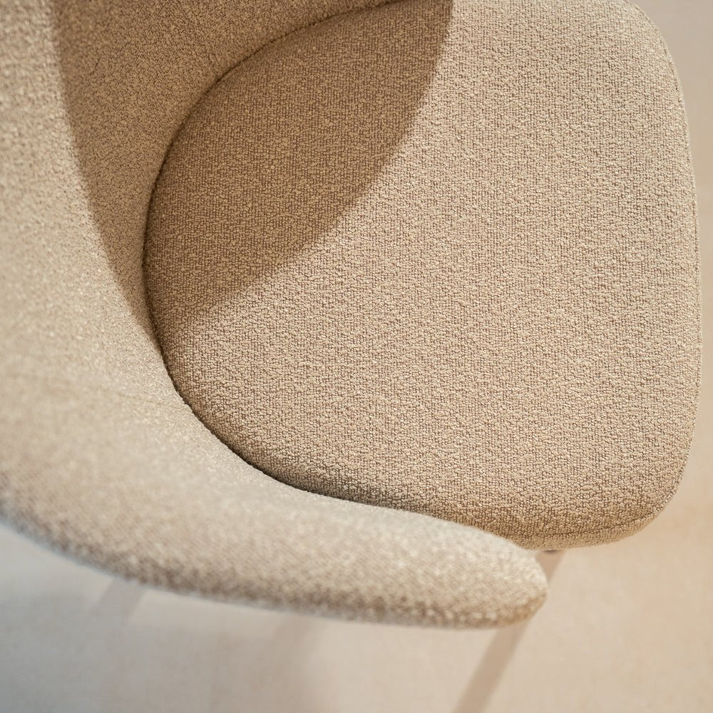 Esszimmerstühle-Esszimmerstuhl Bouclé Sandfarbe Taro – Rahmen in Walnussoptik – Japandi-Dimehouse