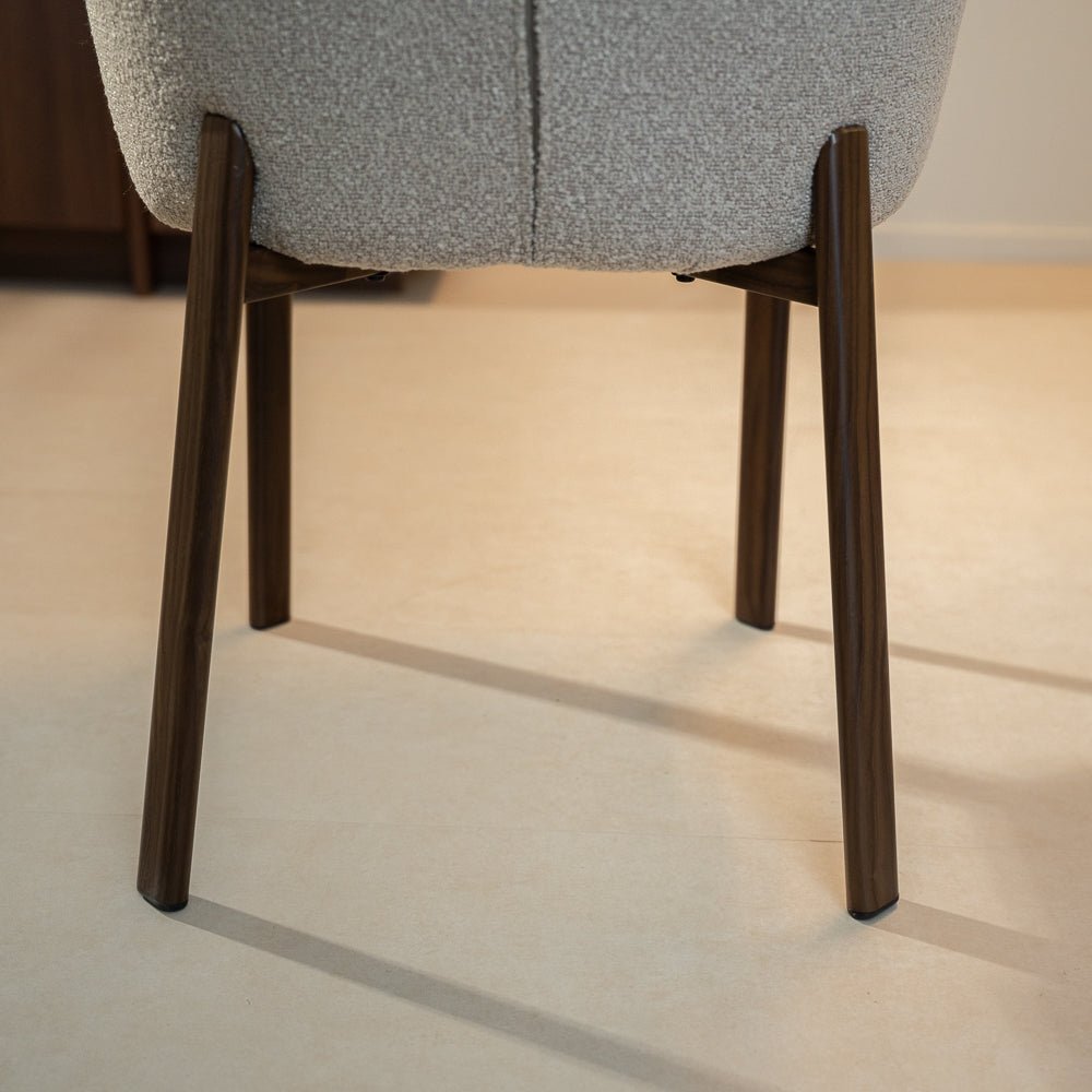 Esszimmerstühle-Esszimmerstuhl Bouclé Sandfarbe Taro – Rahmen in Walnussoptik – Japandi-Dimehouse