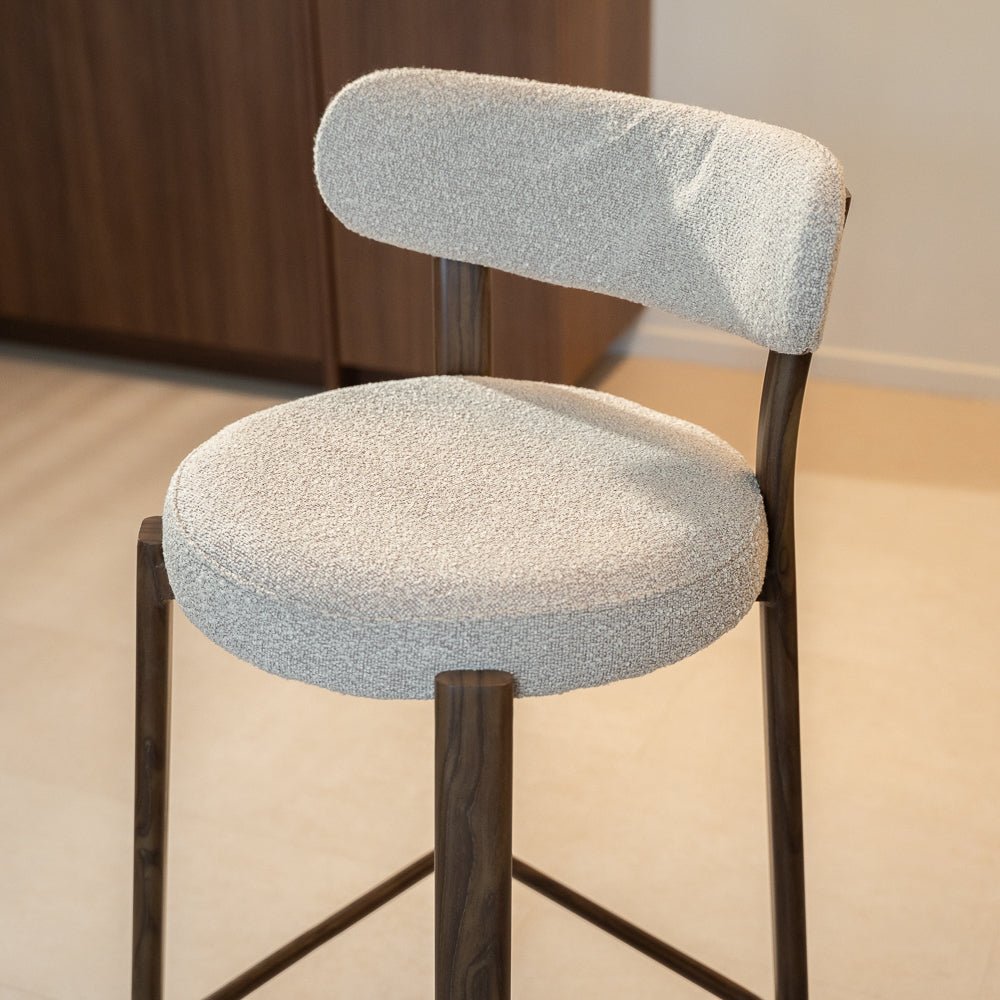 Barhocker-Barstuhl Bouclé Sandfarbe Aiko – Rahmen in Walnussoptik – Japandi-Dimehouse