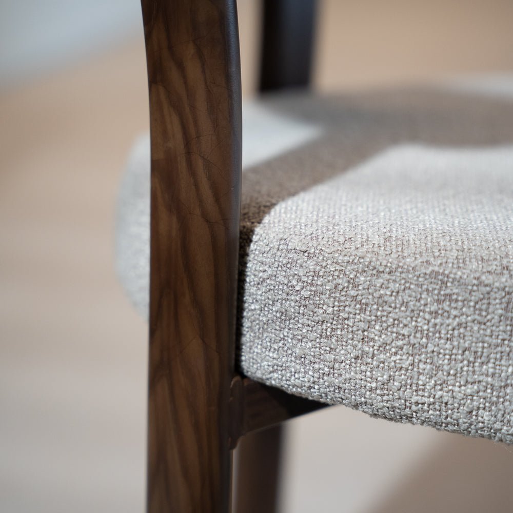 Esszimmerstühle-Esszimmerstuhl Bouclé Sandfarbe Aiko – Rahmen in Walnussoptik – Japandi-Dimehouse