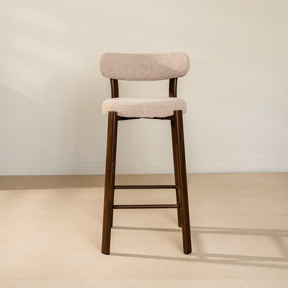 Barhocker-Barstuhl Bouclé Sandfarbe Aiko – Rahmen in Walnussoptik – Japandi-Dimehouse