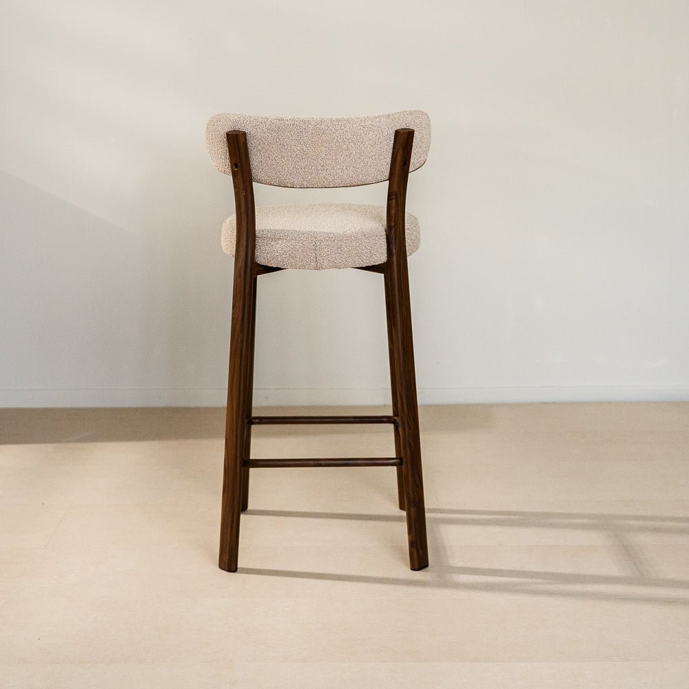 Barhocker-Barstuhl Bouclé Sandfarbe Aiko – Rahmen in Walnussoptik – Japandi-Dimehouse