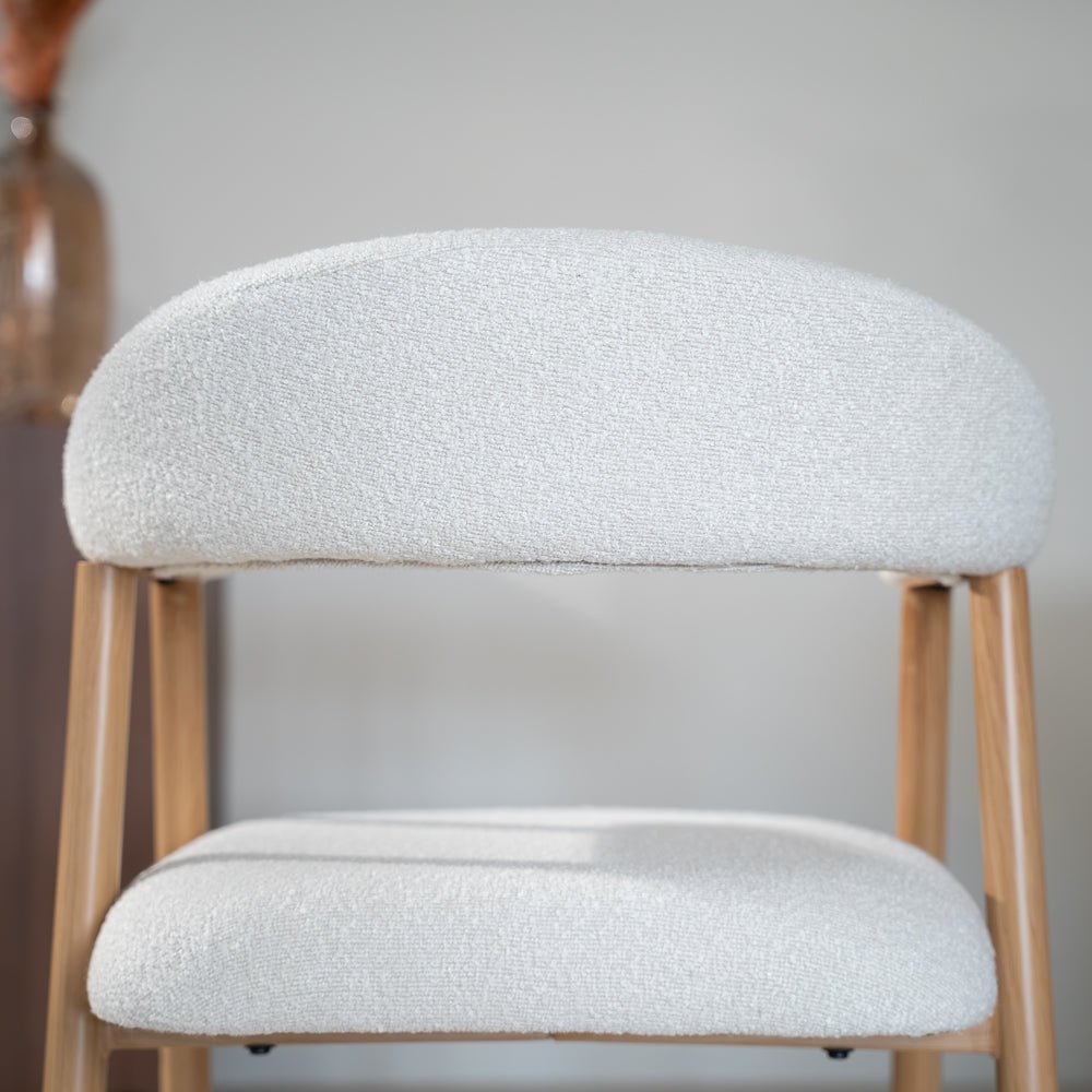 Esszimmerstühle-Japandi Esszimmerstuhl Beige Bouclé Suki - Rahmen in Eichenoptik - Mit Armlehne -Dimehouse