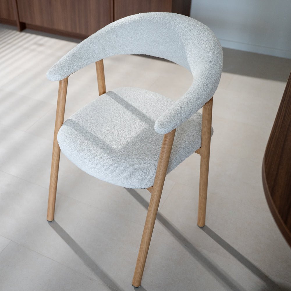 Esszimmerstühle-Japandi Esszimmerstuhl Beige Bouclé Suki - Rahmen in Eichenoptik - Mit Armlehne -Dimehouse