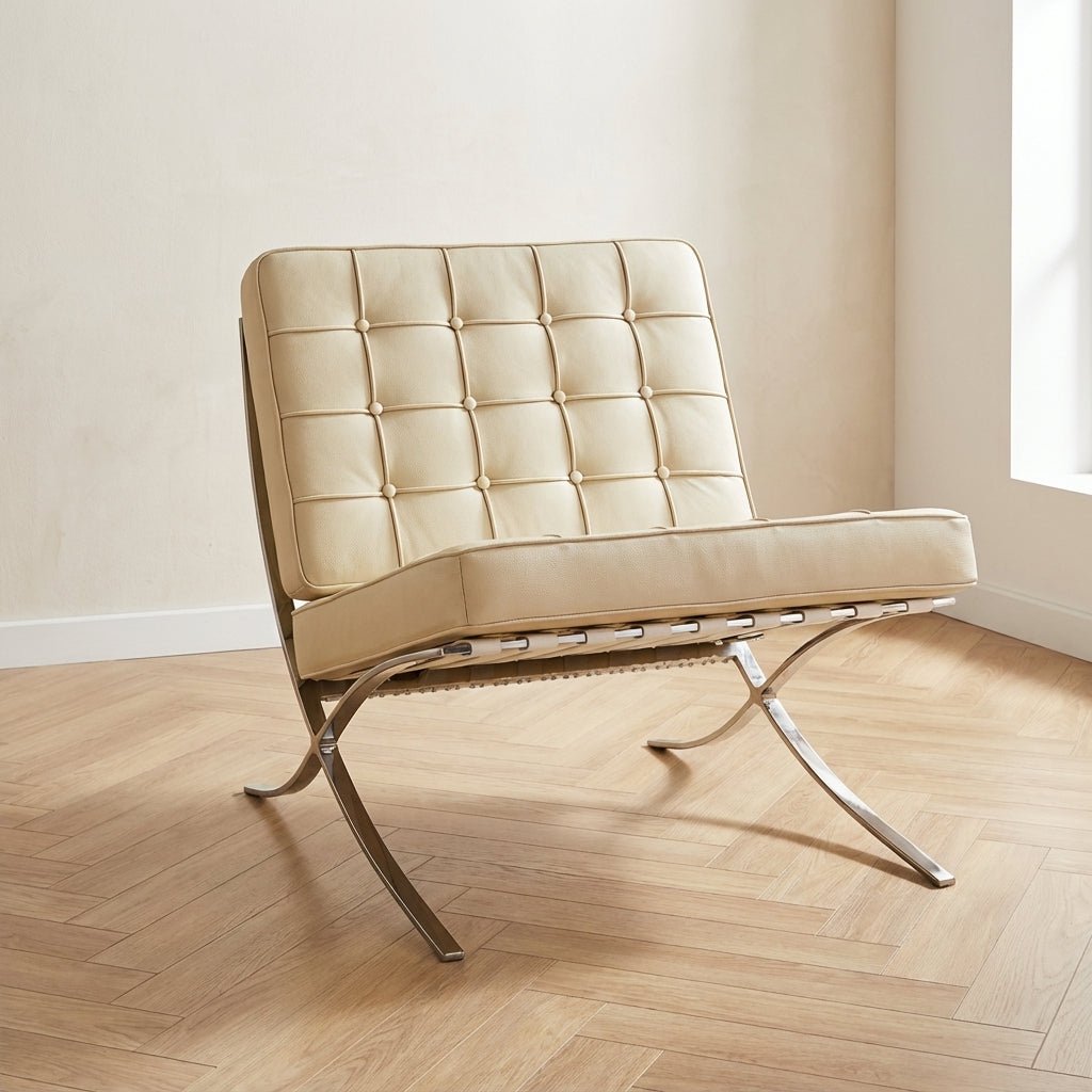 Expo-Sessel aus cremefarbenem Premium-Leder, stimmungsvolles Foto in einem modernen Interieur