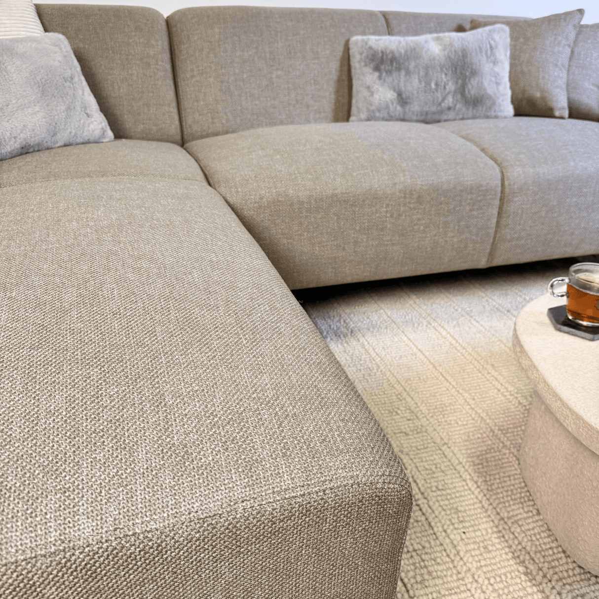 Ecksofa mit kompakter Lounge in Beige aus recyceltem Stoff Moby - links