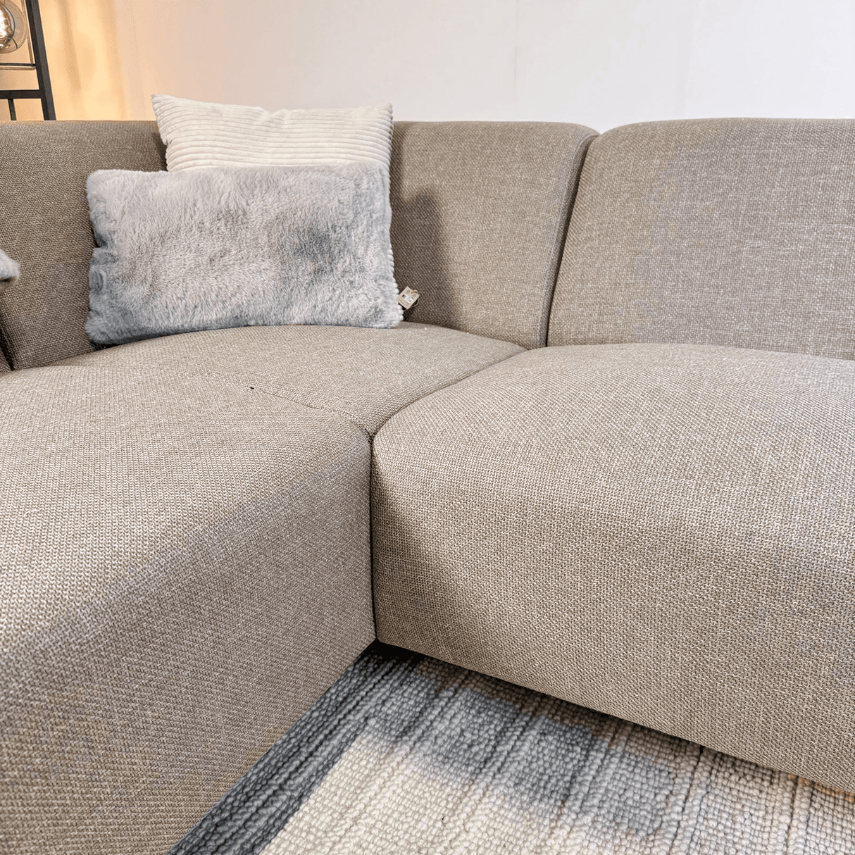 Ecksofa mit kompakter Lounge in Beige aus recyceltem Stoff Moby - links