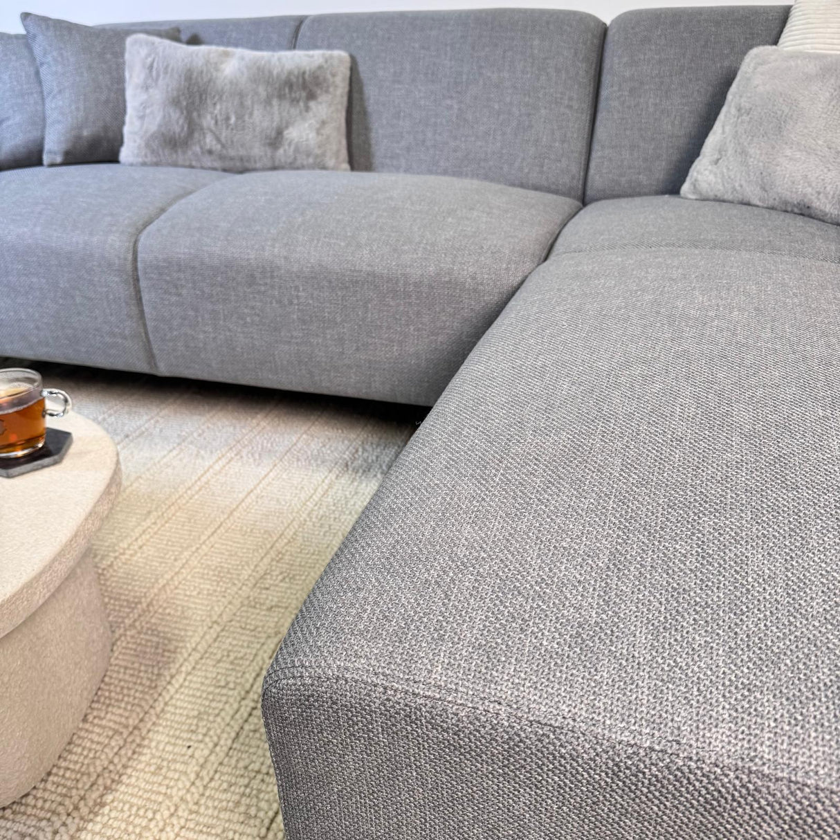 Ecksofa mit kompakter Lounge grau-blauer recycelter Stoff Moby - links