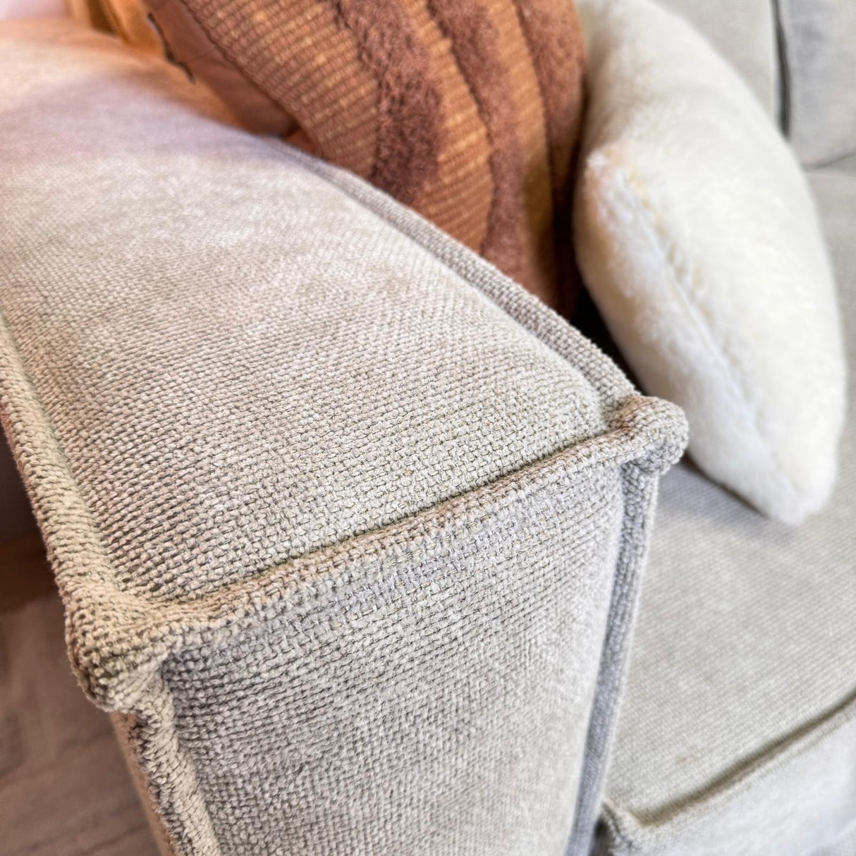 2-Sitzer lose große Rückenpolster grau Chenille Yara