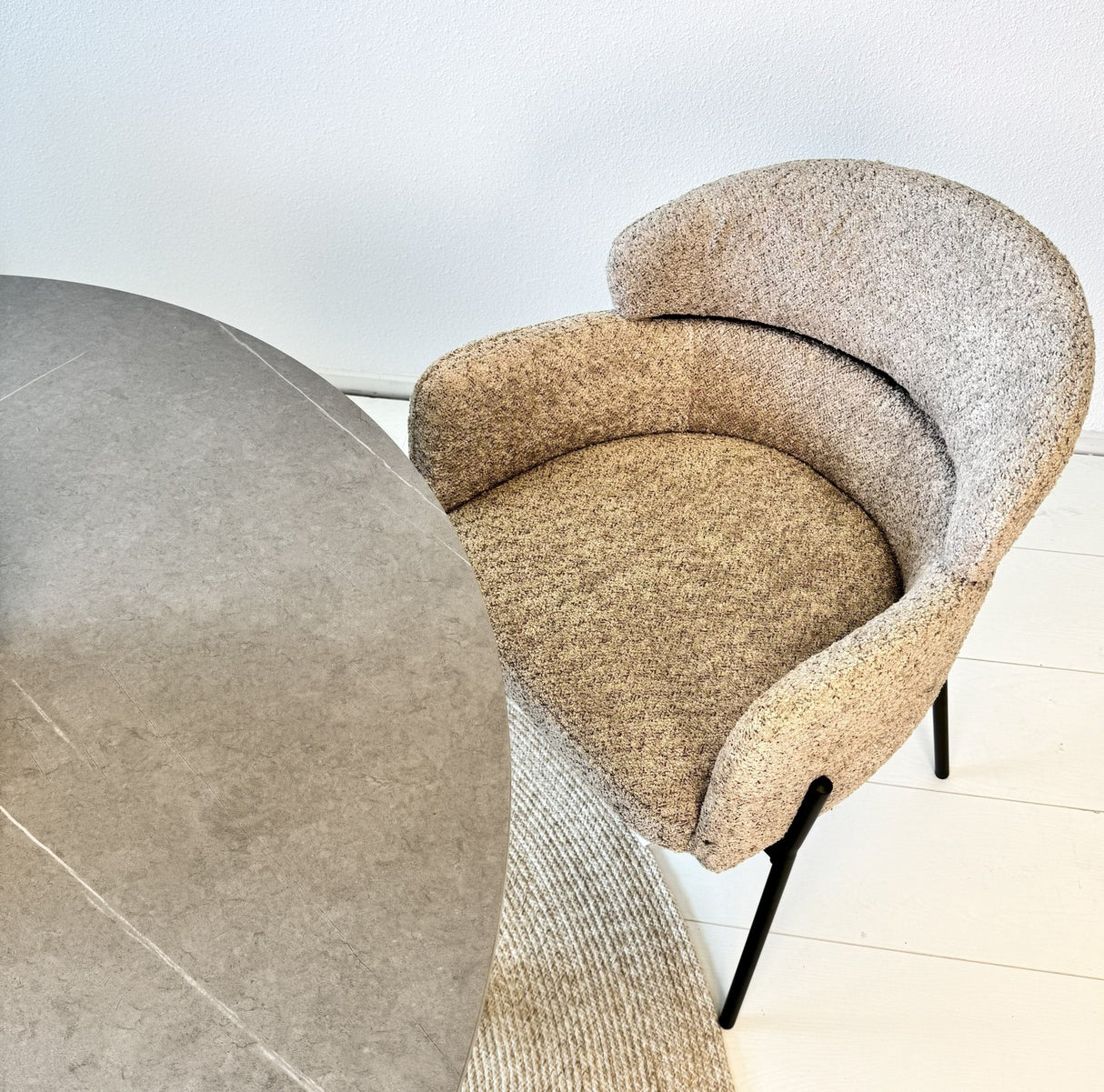 Esszimmerstuhl Lola Bouclé Stoff Beige mit rundem Rücken und Arm