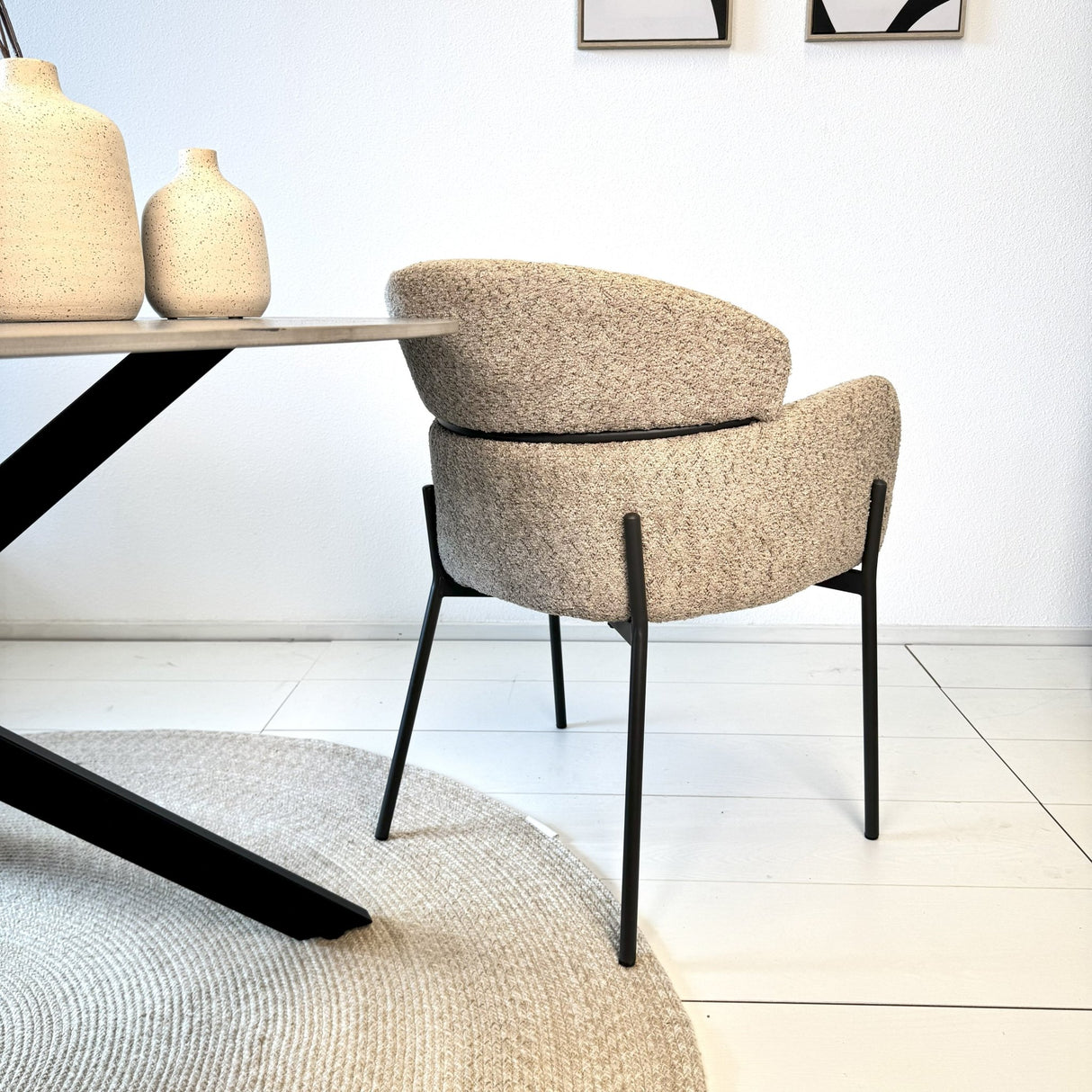 Esszimmerstuhl Lola Bouclé Stoff Beige mit rundem Rücken und Arm