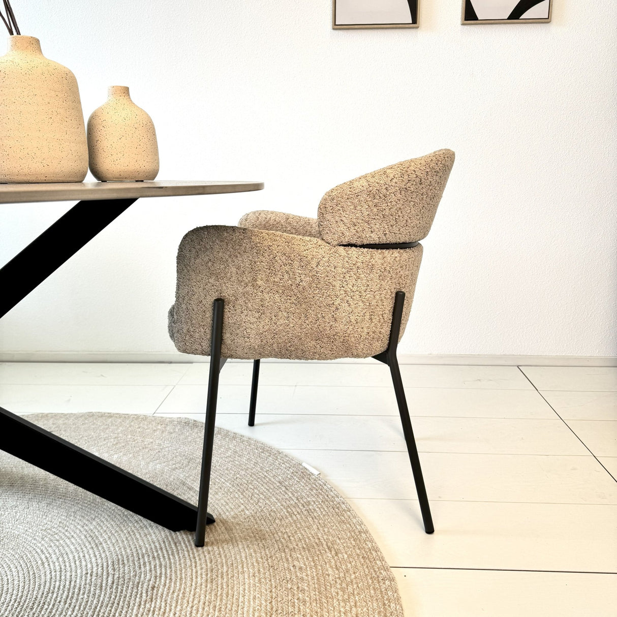 Esszimmerstuhl Lola Bouclé Stoff Beige mit rundem Rücken und Arm