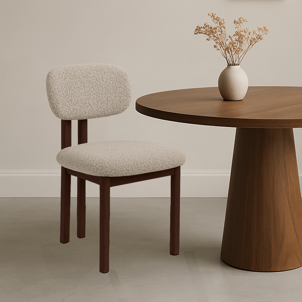 Japandi Esszimmerstuhl Miyo Bouclé Sandfarbe - Walnusslook Rahmen