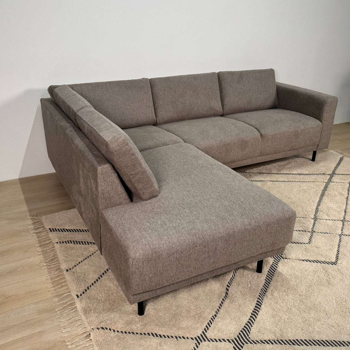 Modernes 3-Sitzer Ecksofa Links Taupe Stoff Aniko mit Liege 240x197x78 cm