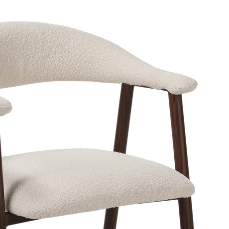 Japandi Esszimmerstuhl Ivory Bouclé Suki - Walnussrahmen - Mit Armlehne