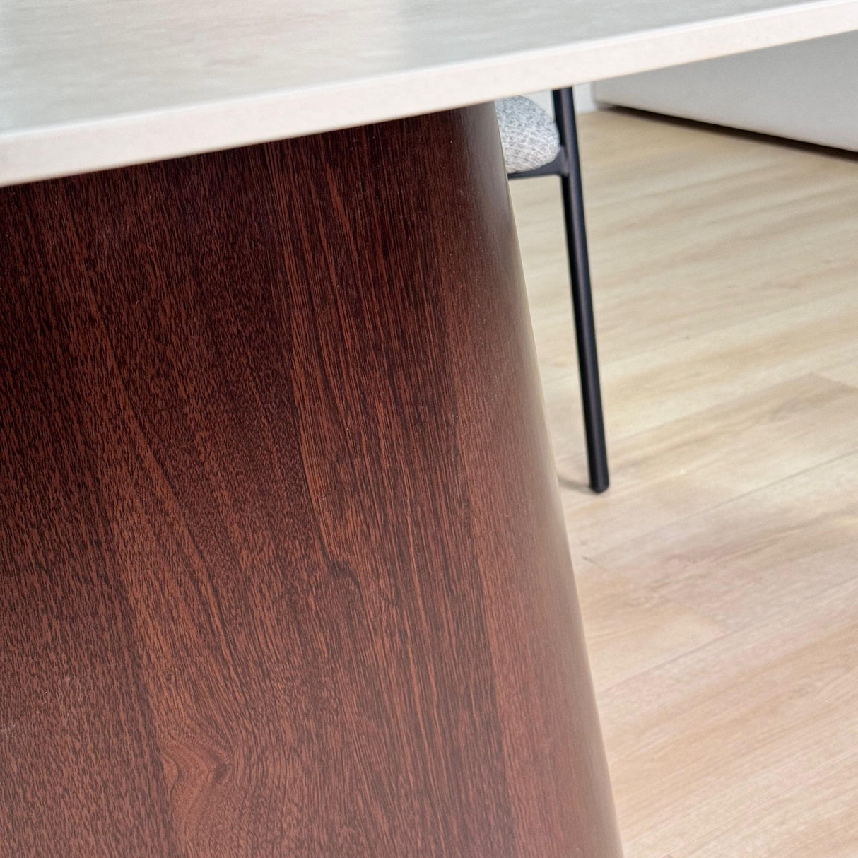 Komplettes Möbelset: Lea Esstisch Sintered Stone Marmorlook Travertin - Walnussrahmen + 4x Lisa Esszimmerstühle Bouclé Grau