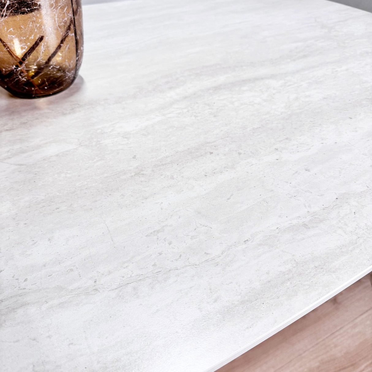 Komplettes Möbelset: Lea Esstisch Sintered Stone Marmorlook Travertin - Walnussrahmen + 4x Lisa Esszimmerstühle Bouclé Grau